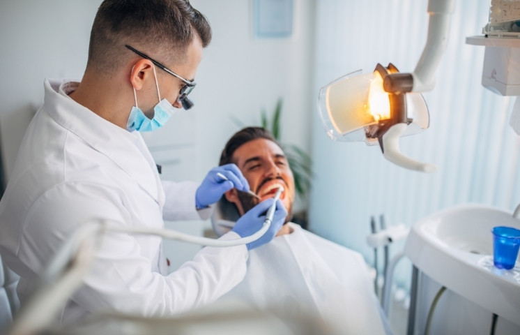 various signs that indicate a dental emergency